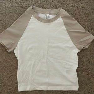 Short, fitted T-shirt in soft cotton jersey. Crew
neck. Size S